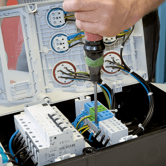 Elektrische Leitungen werden mit einem elektrischen Schraubenzieher festgeklemmt
