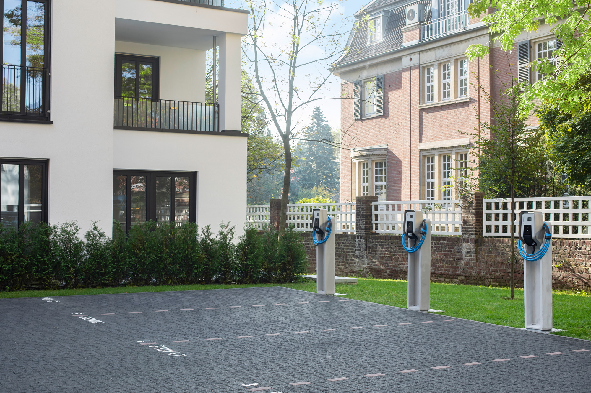 Parkplatz mit Ladestationen für E-Autos