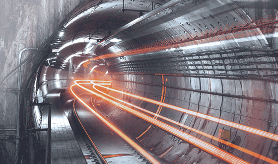 Eine Abbildung aus einem grauen, beleuchteten Tunnel