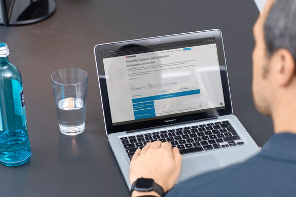 Installateur prüft welche Wallbox mit HEMS kompatibel ist