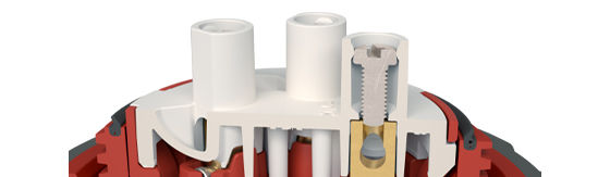 Unverlierbare Schrauben im Stecker