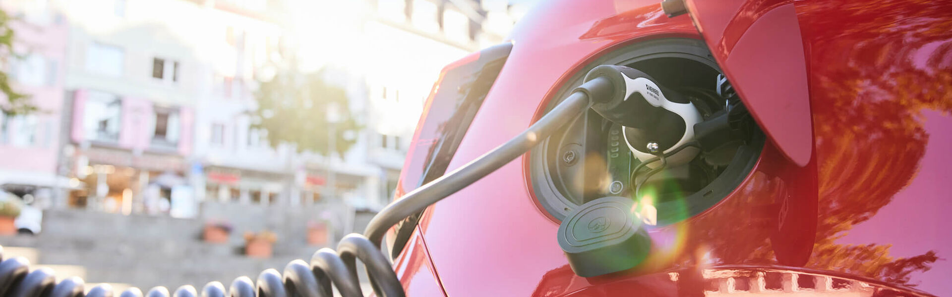 Mennekes Typ 2 Mode 3 Ladekabel spiralisiert lädt ein Elektroauto
