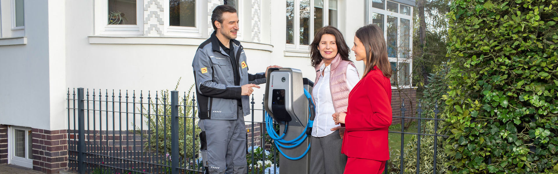 Elektroinstallateur installiert eine Wallbox für Mieterin