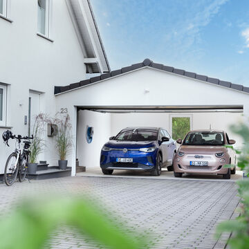 Wallbox in einer Garage lädt PV Überschuss