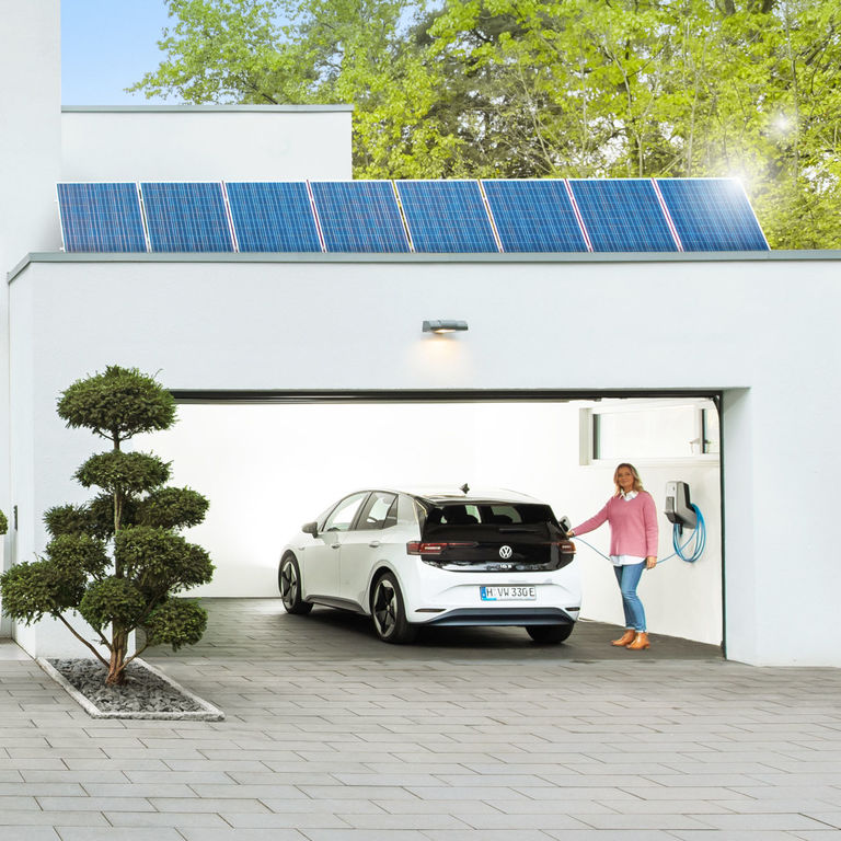 Wallbox in Garage mit Solaranlage auf dem Dach
