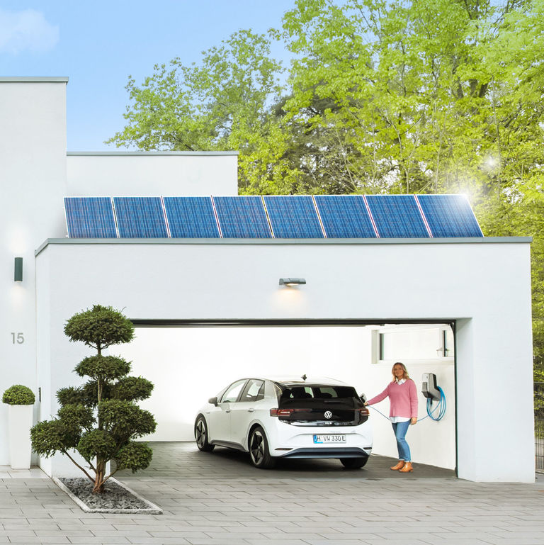 Wallbox in Garage mit Solaranlage auf dem Dach