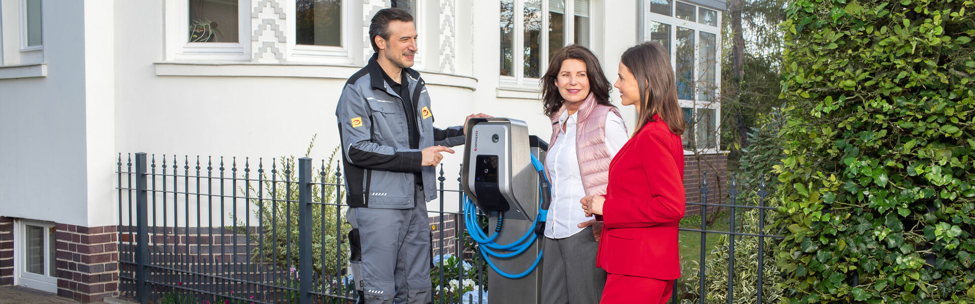 Elektroinstallateur installiert eine Wallbox für Mieterin