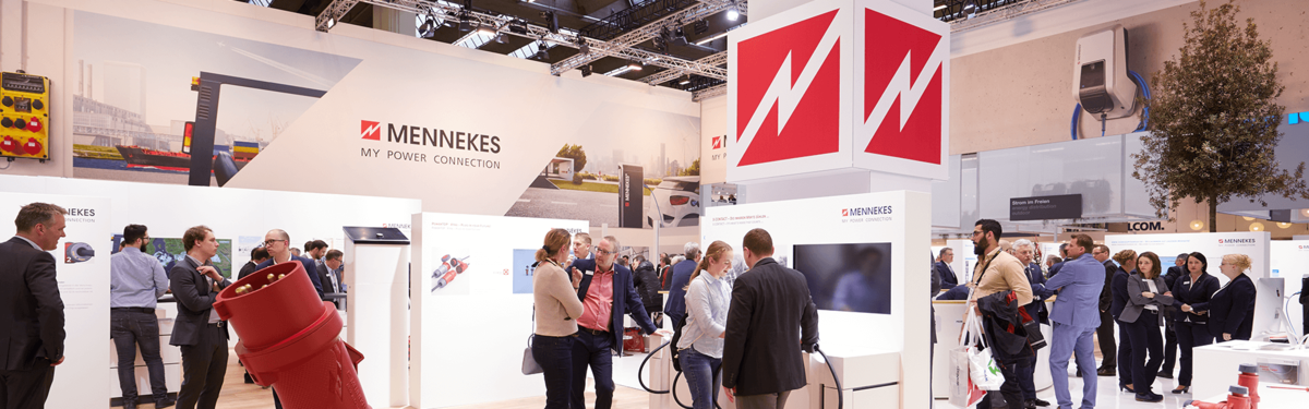 Messestand mit Besuchern auf der Light + Building 2018 von MENNEKES