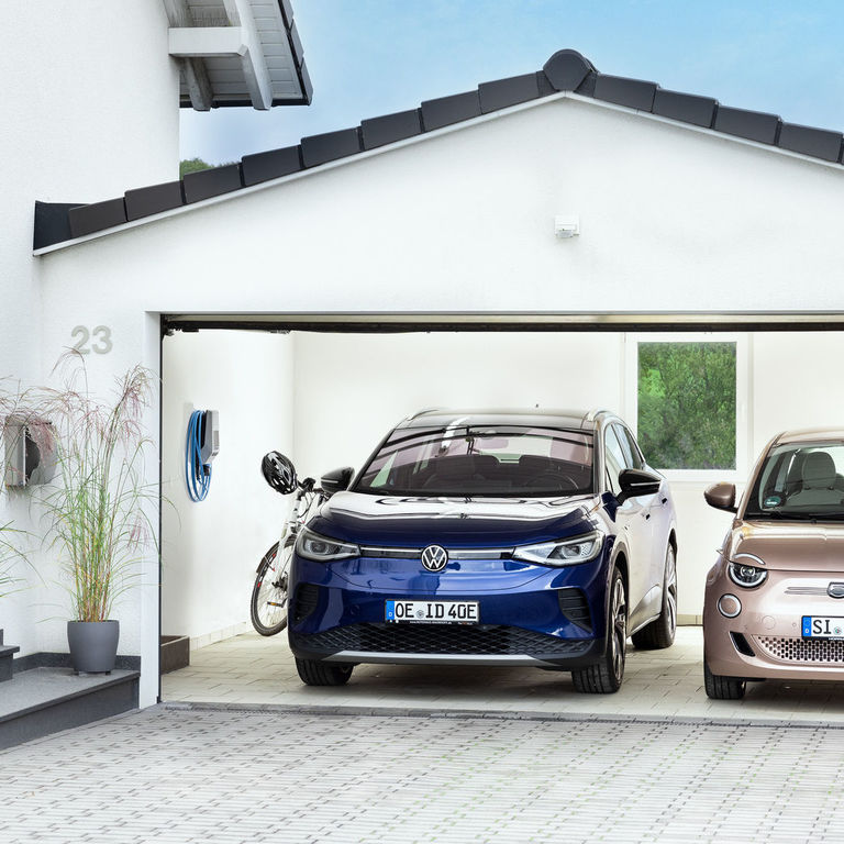 Garage mit Wallbox und Auto