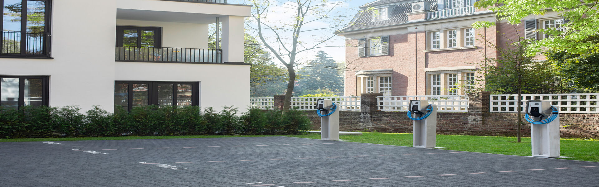 Parkplatz mit Ladestationen für E-Autos