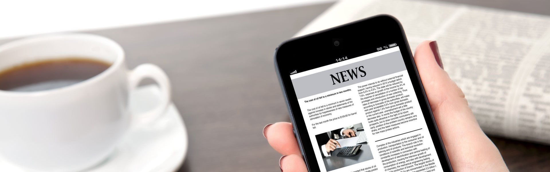 Abbildung eines iPhones und einer Zeitung mit Pressemeldungen von MENNEKES