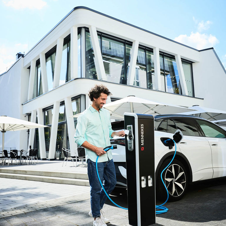 E-Autofahrer lädt an einer öffentlichen Ladesäule