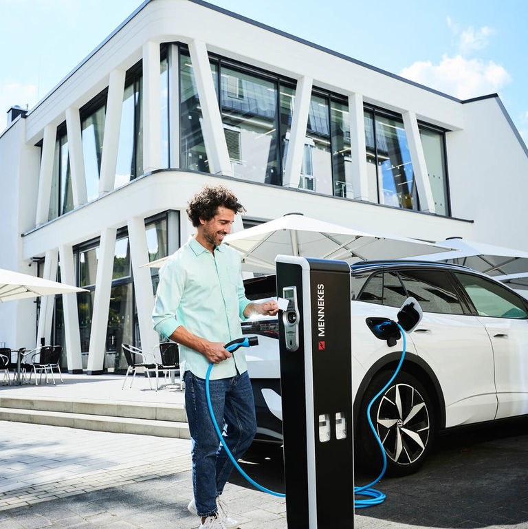 E-Autofahrer lädt an einer öffentlichen Ladesäule