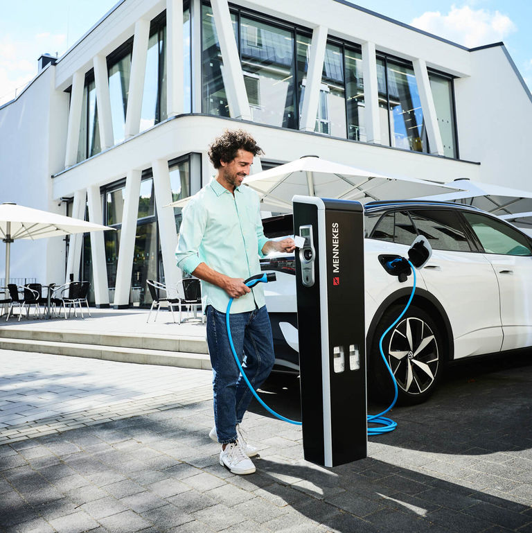 E-Autofahrer lädt an einer öffentlichen Ladesäule