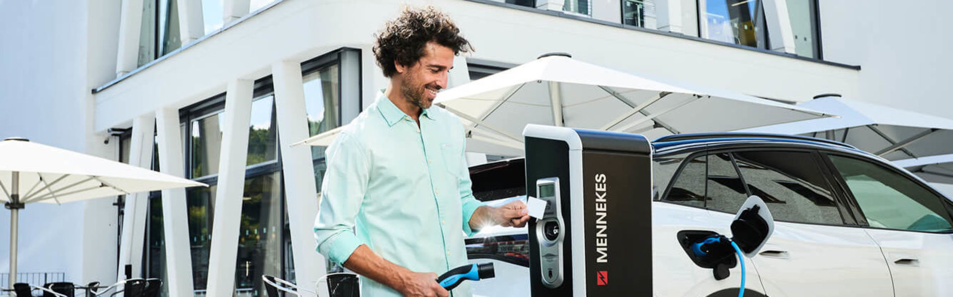 E-Autofahrer lädt an einer öffentlichen Ladesäule